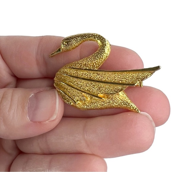 Vintage Dubarry Fifth Ave Gold Tone Swan Textured Brooch Pin - Picture 3 of 8